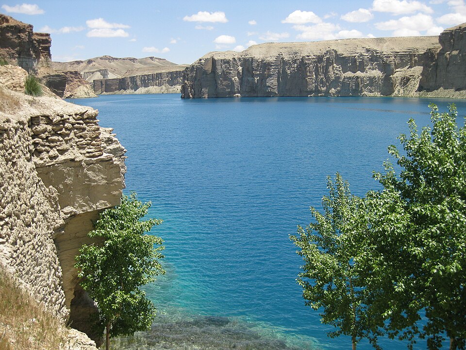 Un lago de agua azul intenso entre acantilados de roca clara en Band-e Amir