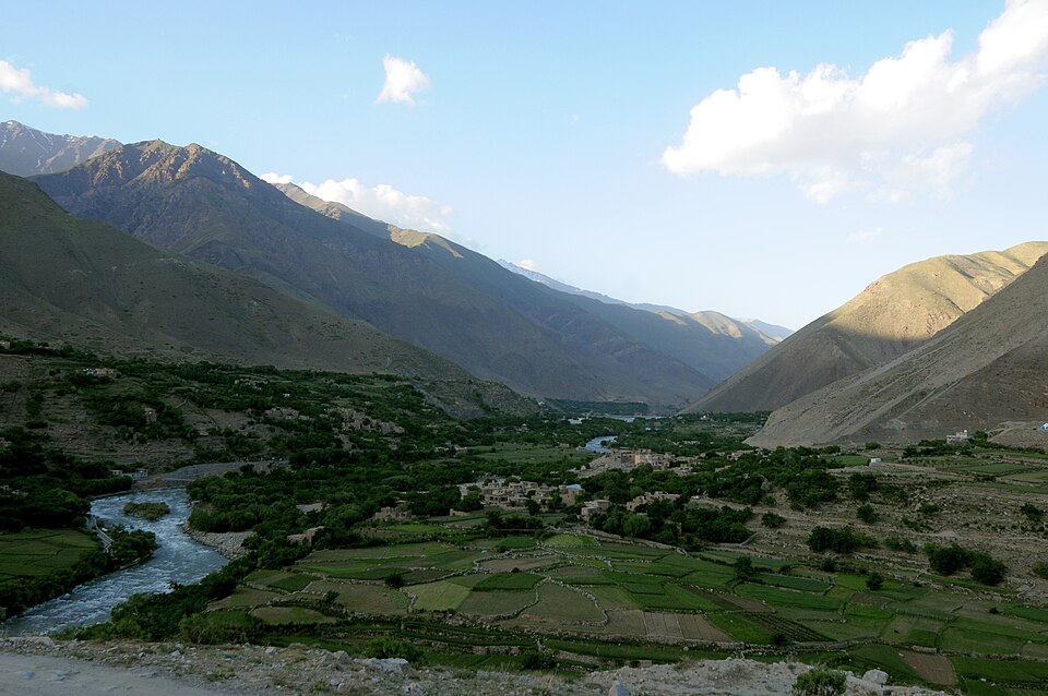 El valle verde del Panjshir con el río entre montañas