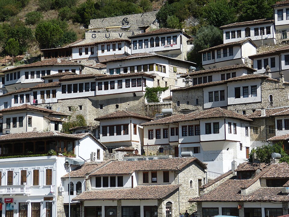 Las casas blancas con muchas ventanas del barrio Mangalem en Berat