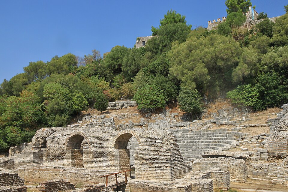 El teatro antiguo de Butrint entre árboles