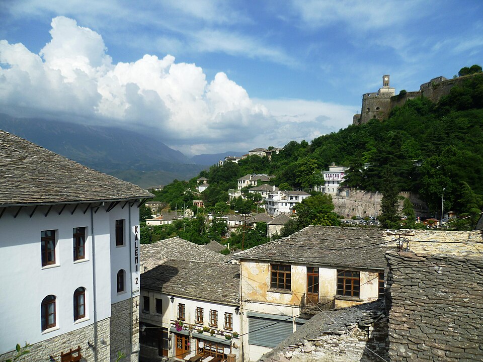 Casas de piedra de Gjirokastër con el castillo en la colina