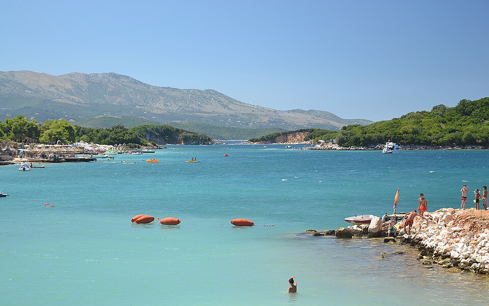 Agua turquesa y pequeñas islas en Ksamil