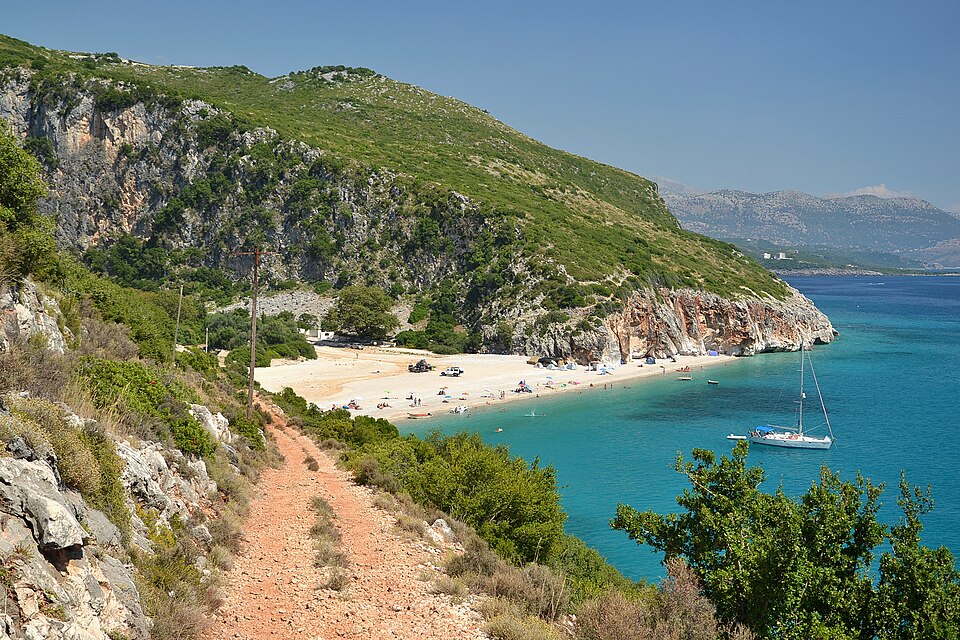 La playa de Gjipe entre acantilados y mar turquesa
