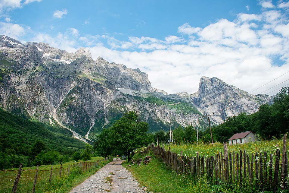 Un camino hacia las montañas rocosas del valle de Theth