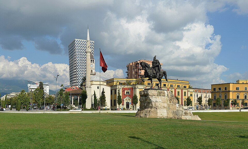 La plaza Skanderbeg con la estatua ecuestre y la mezquita Et'hem Bey
