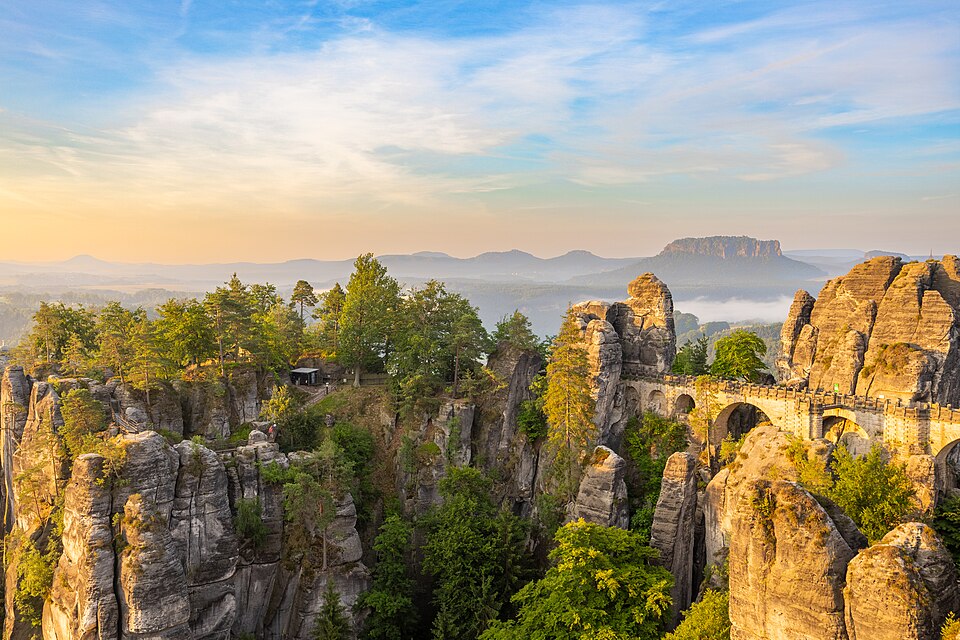 El puente Bastei entre formaciones de arenisca al amanecer