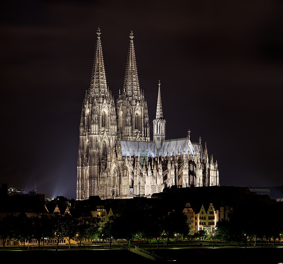 La catedral de Colonia iluminada de noche