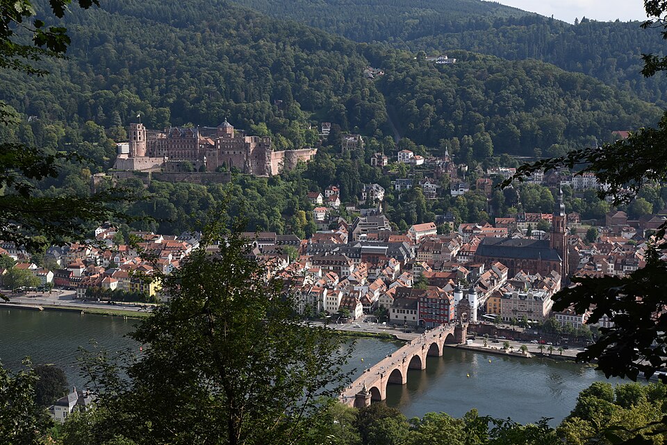 El castillo de Heidelberg sobre la ciudad y el puente viejo del Neckar