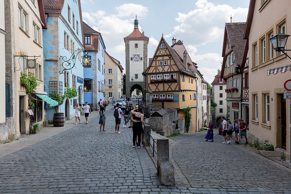 La esquina del Plönlein en Rothenburg con casas de colores y torres