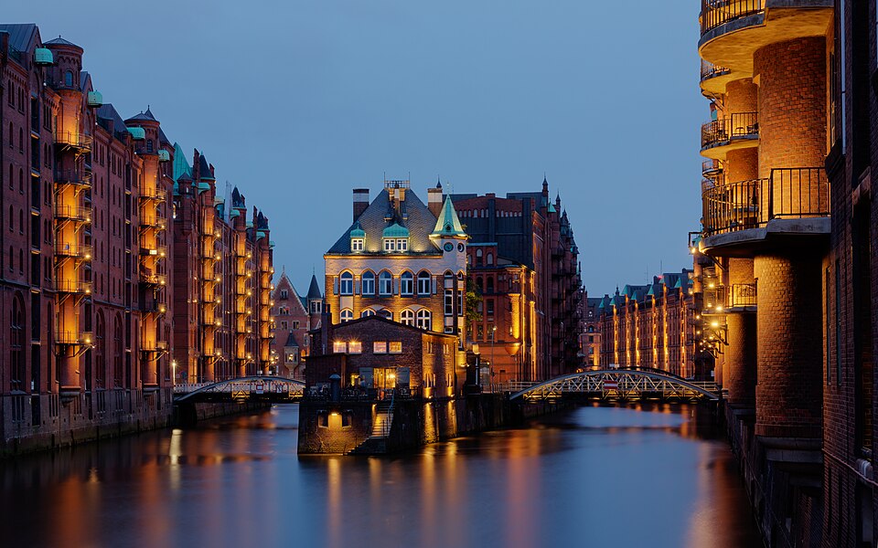 Los almacenes de ladrillo de la Speicherstadt iluminados sobre un canal