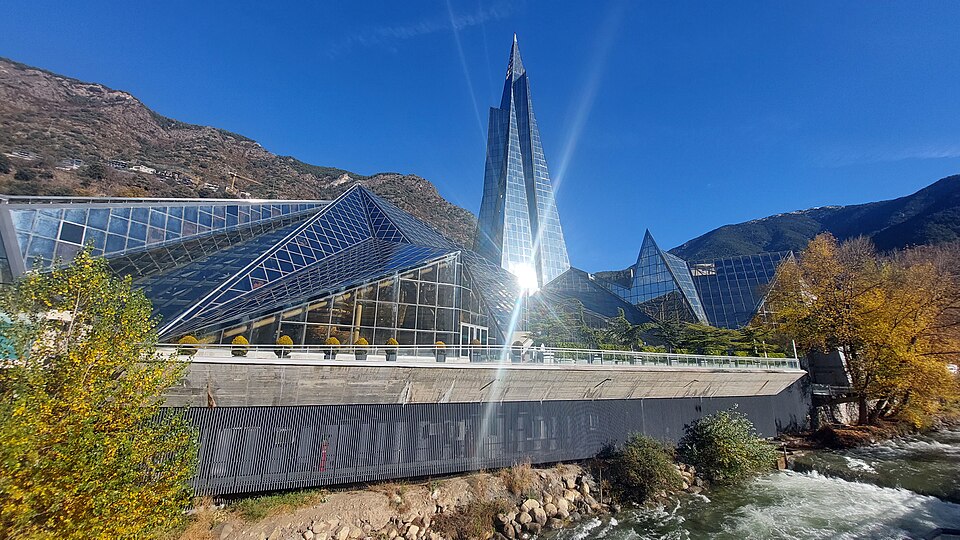 El edificio de vidrio puntiagudo de Caldea junto al río