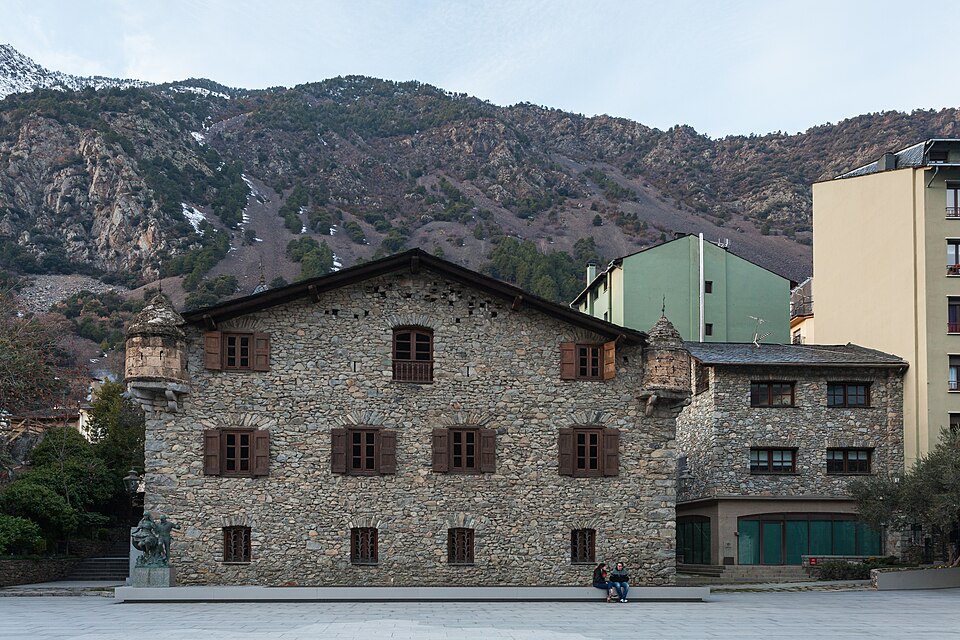 La Casa de la Vall de piedra con montañas detrás