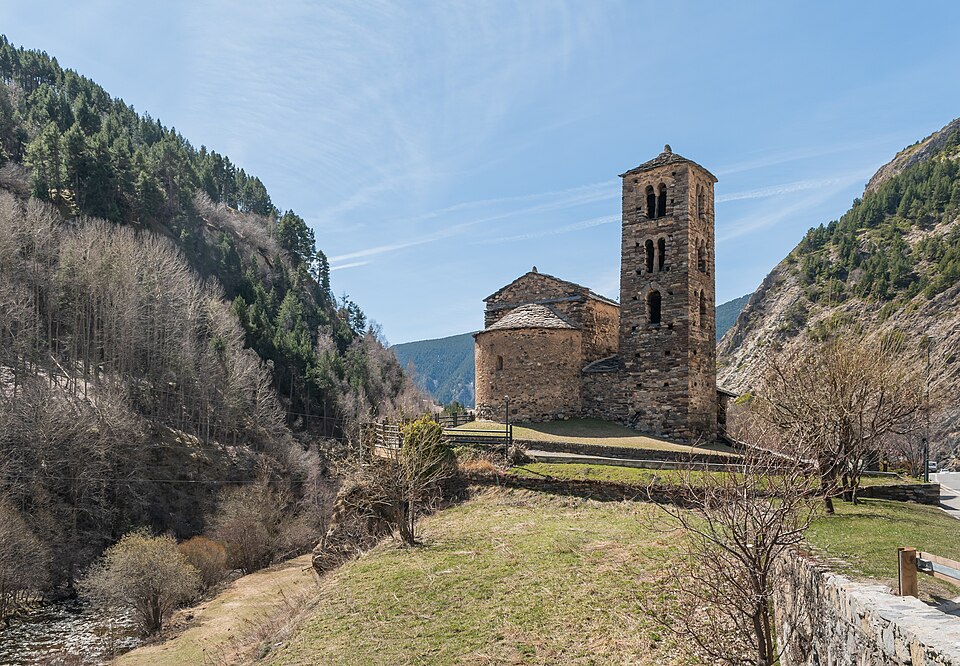 La iglesia de Sant Joan de Caselles con su campanario entre montañas