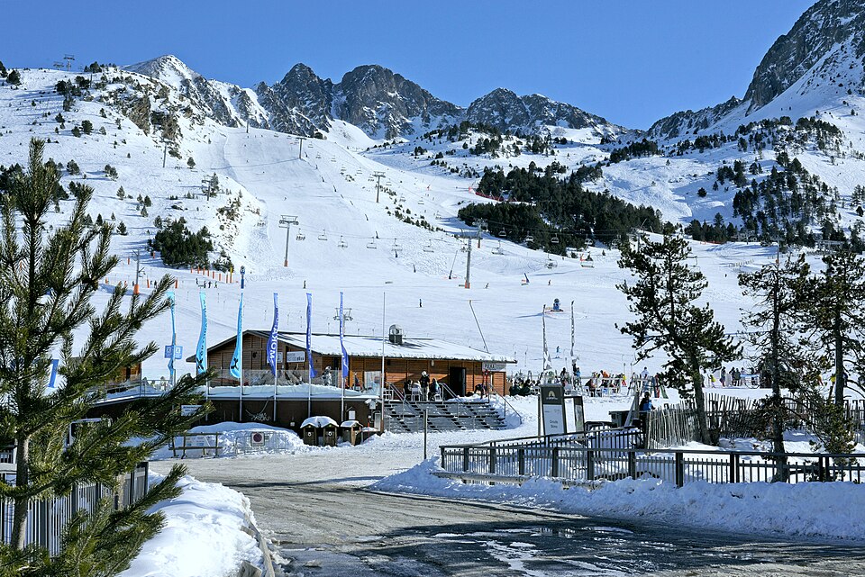 Pistas nevadas de Grandvalira con montañas al fondo