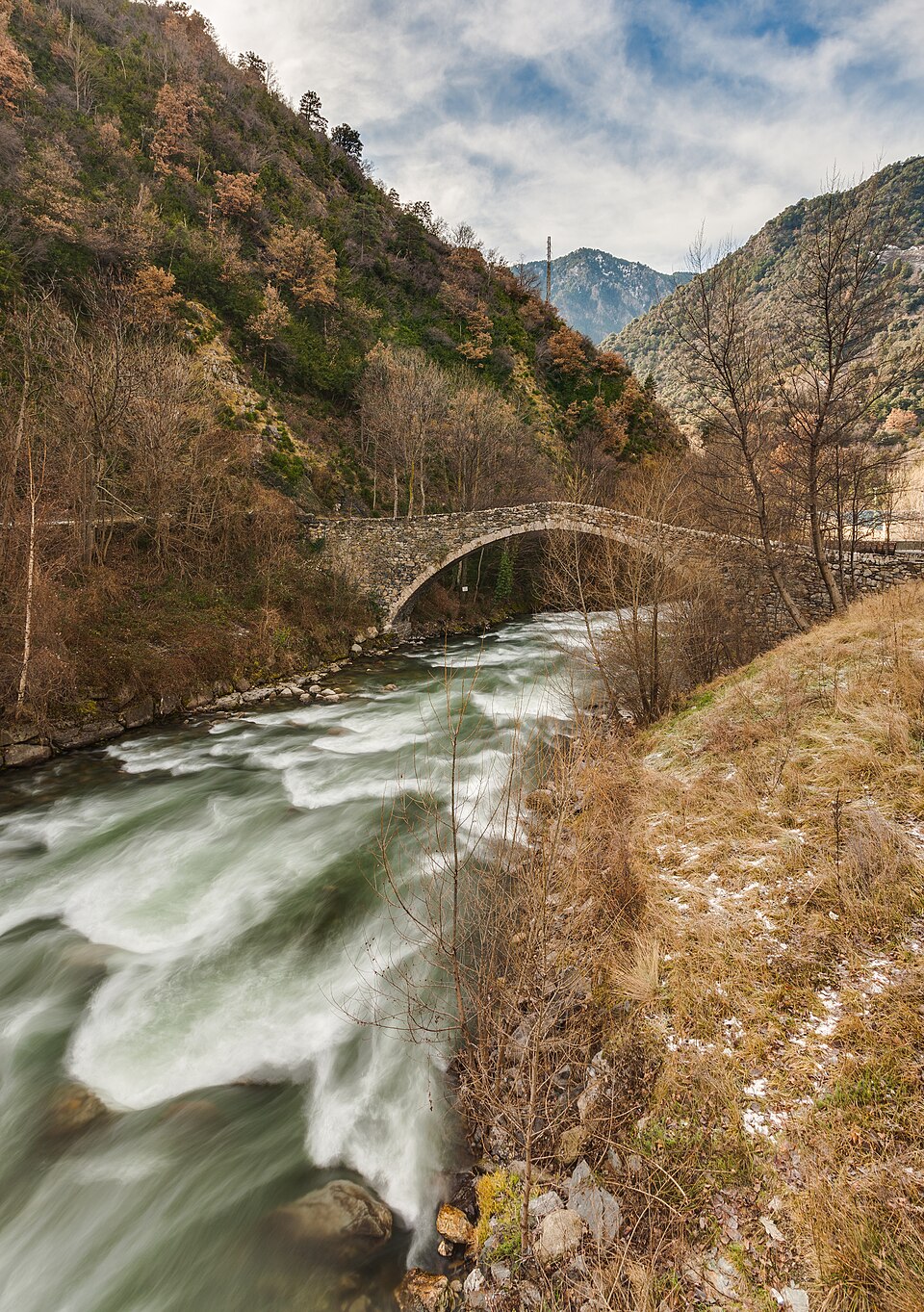 El puente medieval de la Margineda sobre el río Valira