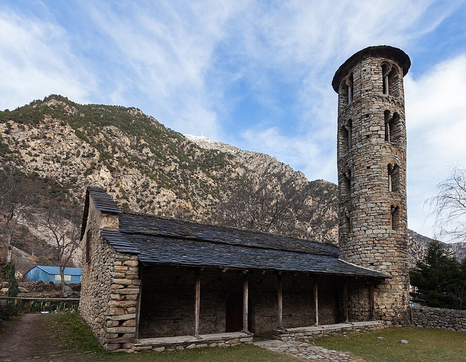 La iglesia de Santa Coloma con su campanario redondo de piedra