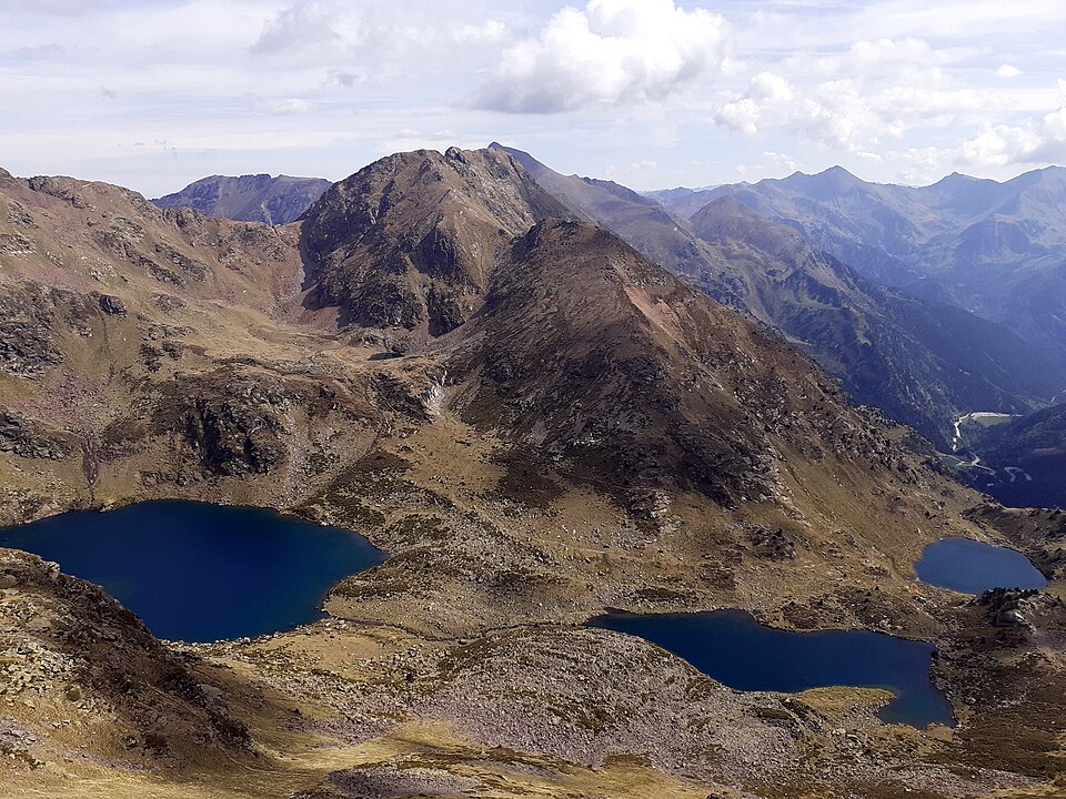 Los lagos de Tristaina entre montañas vistos desde lo alto