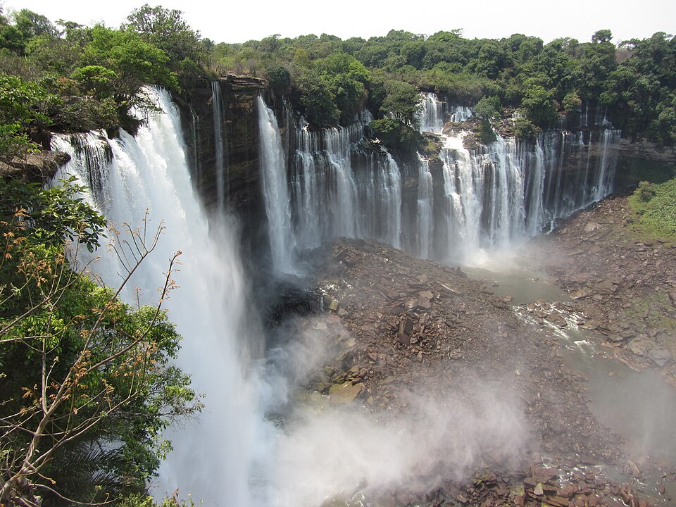 Cascadas de Kalandula cayendo entre la selva y las rocas