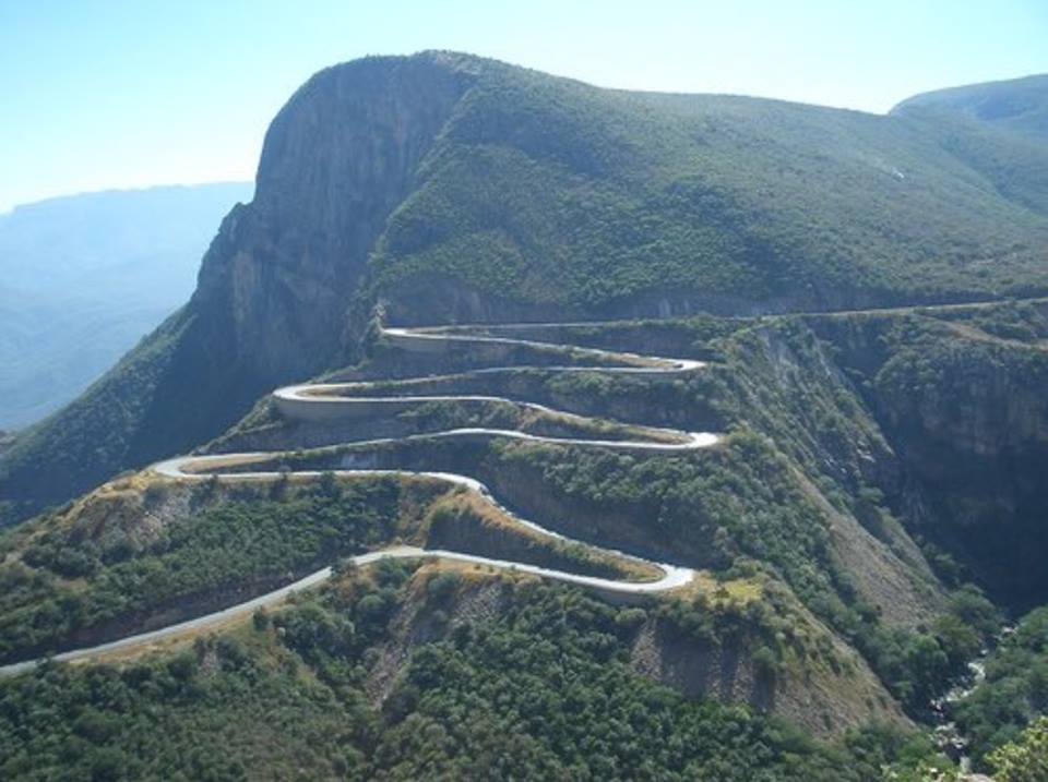 Carretera en zigzag de la Serra da Leba sobre una ladera verde