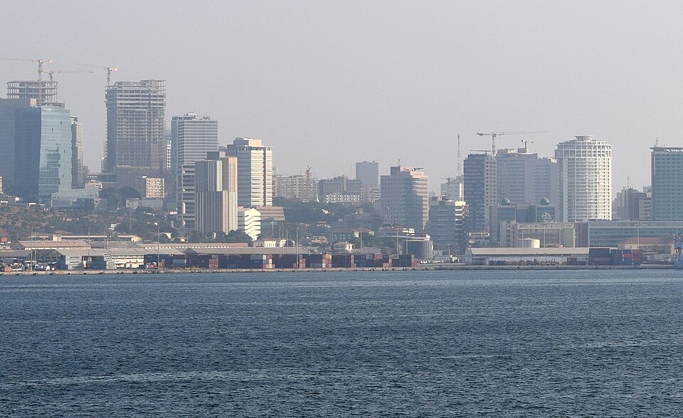 Rascacielos de Luanda vistos desde el otro lado de la bahía