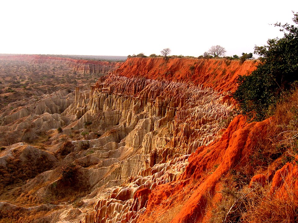 Acantilados rojos y blancos erosionados del Miradouro da Lua