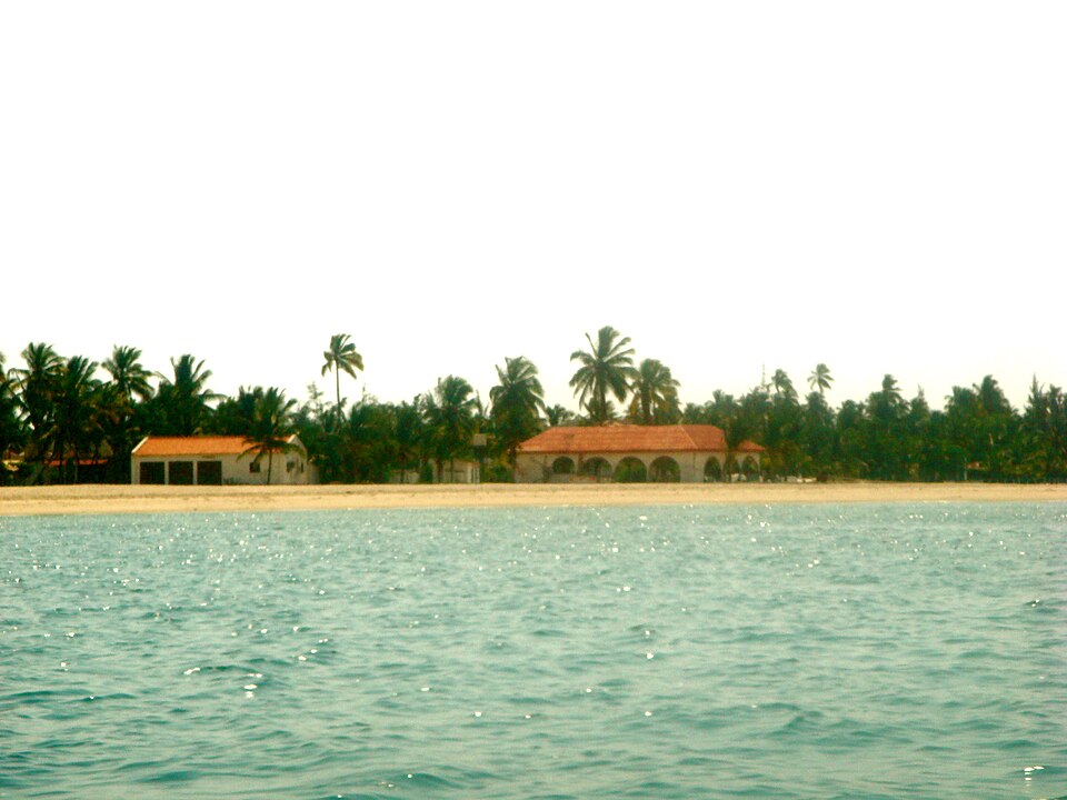 Playa de Mussulo con palmeras vista desde una lancha