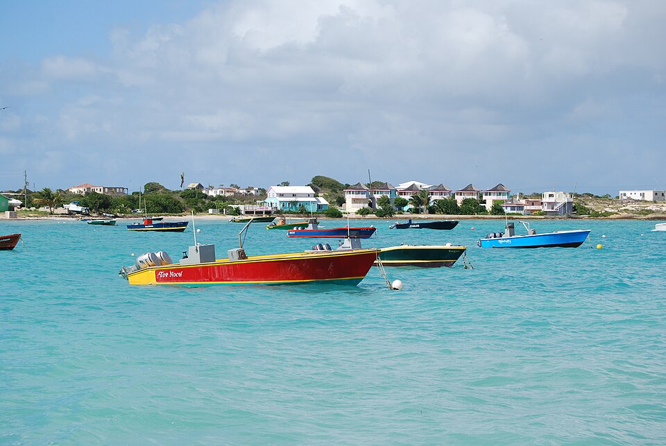 Lanchas de pesca de colores en el agua turquesa de Island Harbour