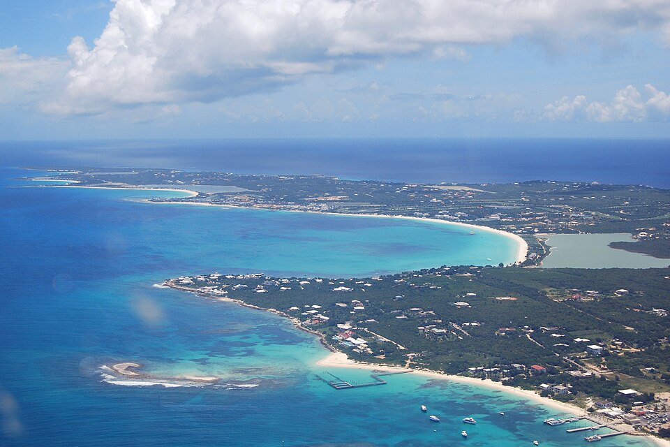 Vista aérea de la costa oeste de Anguila con bahías de arena blanca y mar turquesa