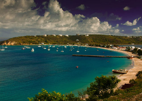Bahía de Sandy Ground con veleros anclados en el agua azul