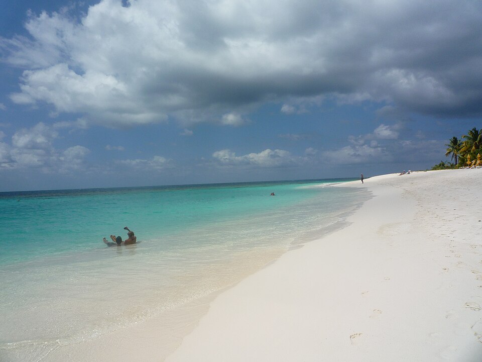 Playa de Shoal Bay con arena blanca y agua turquesa