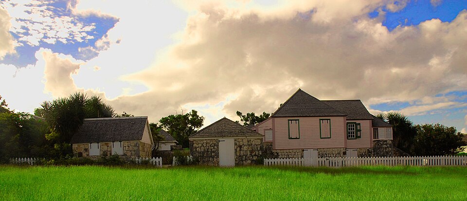 Casas de piedra y madera de Wallblake House sobre un prado verde