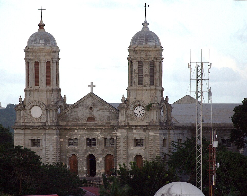 Fachada de piedra de la catedral de San Juan con sus dos torres