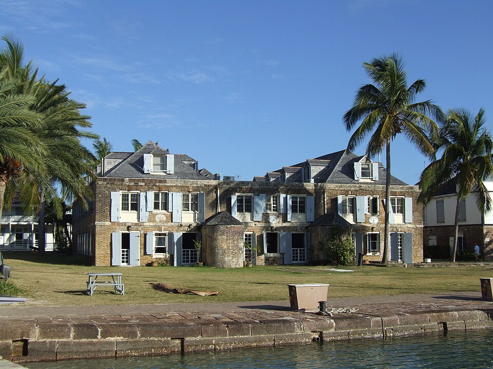 Edificio de piedra y madera del siglo XVIII en Nelson's Dockyard entre palmeras