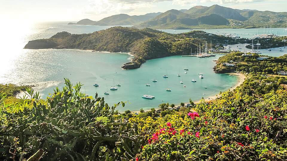 Vista desde Shirley Heights de English Harbour con veleros en bahías turquesa