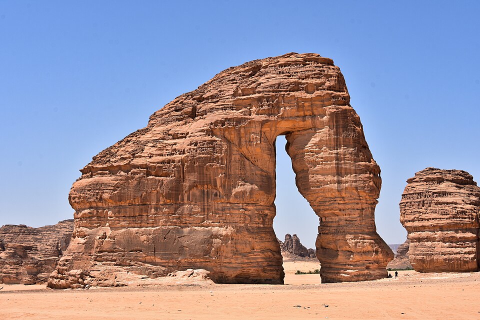 La Roca del Elefante, un arco de arenisca rojiza con forma de elefante en el desierto