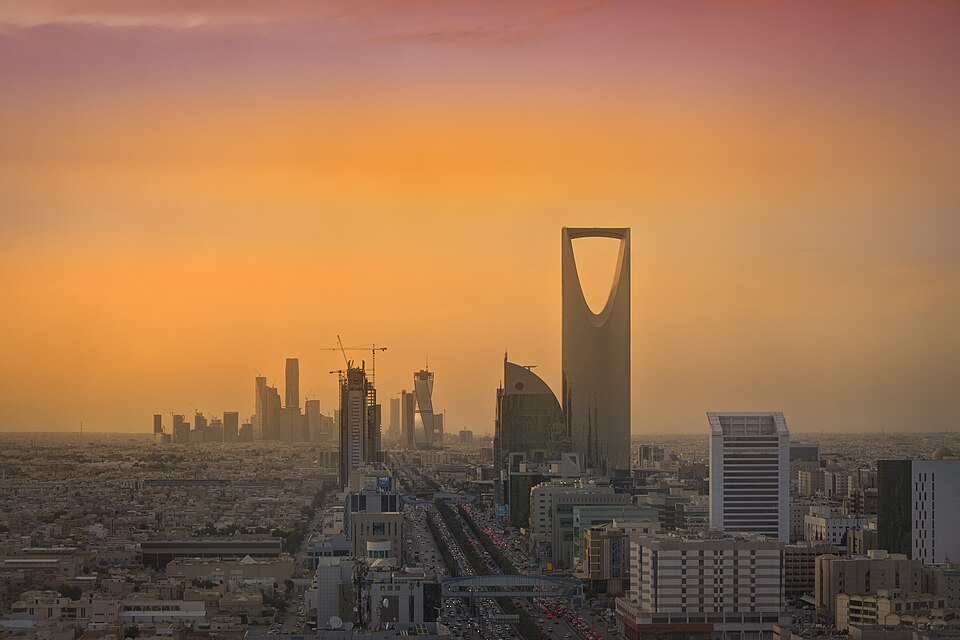 Los rascacielos de Riad con la Torre del Reino al atardecer