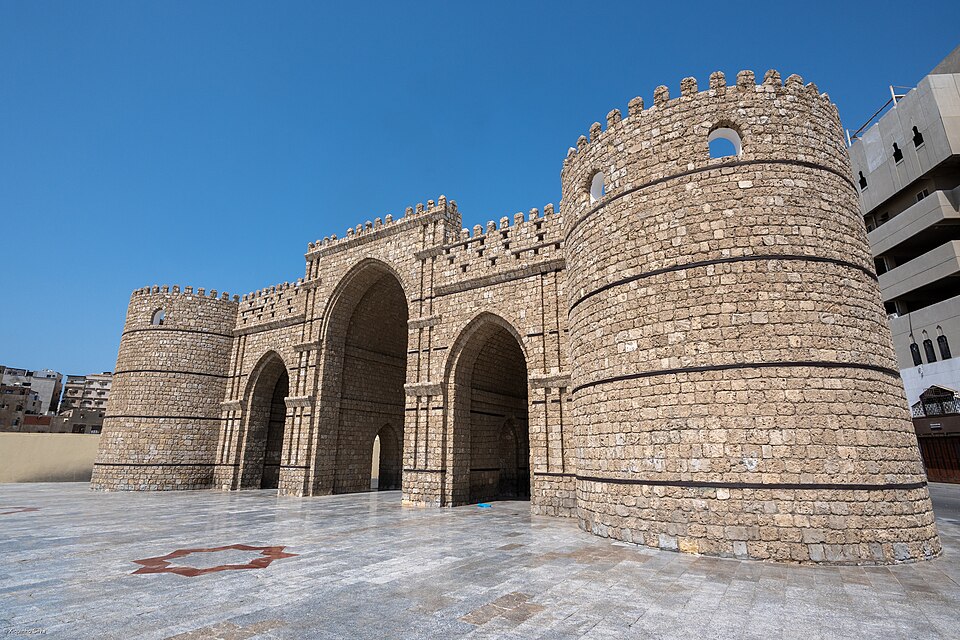 Una de las puertas de piedra con torres redondas de la antigua Yeda