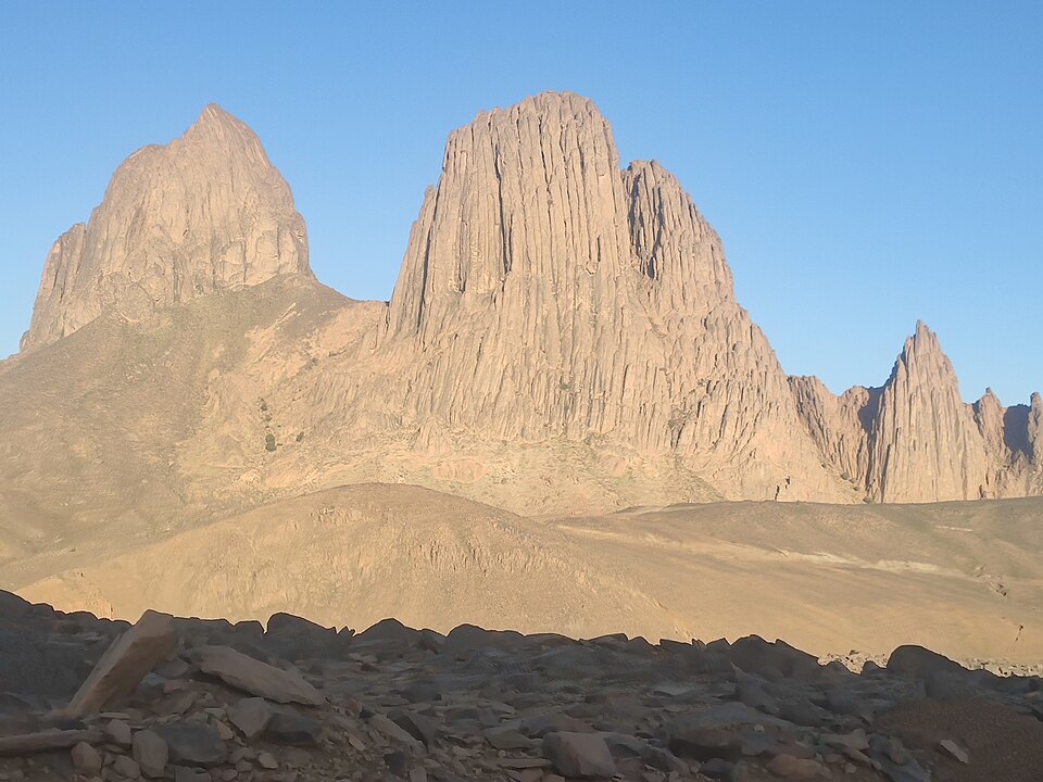 Picos de roca del Hoggar iluminados por el sol de la tarde