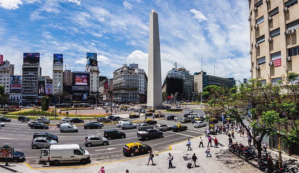El Obelisco de Buenos Aires en la avenida 9 de Julio con tráfico y edificios alrededor