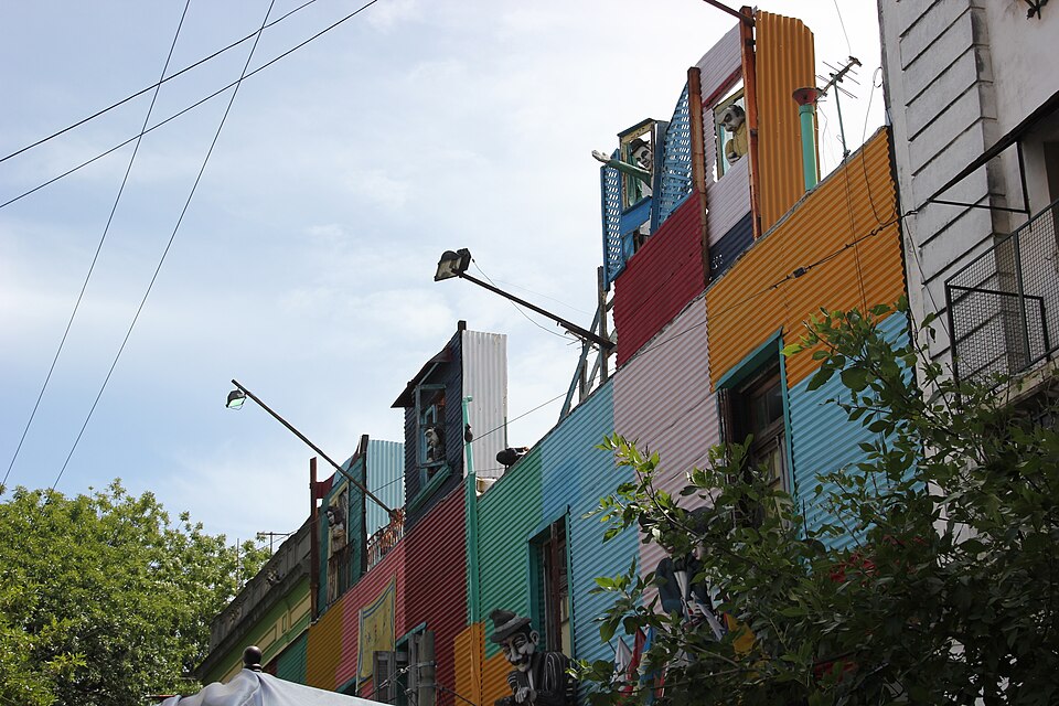 Casas de chapa pintadas de colores brillantes en la calle Caminito