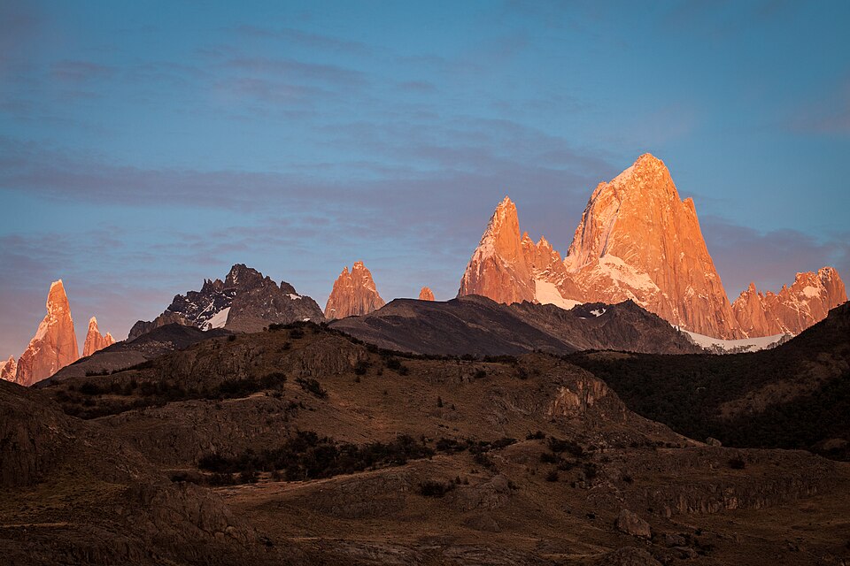 Agujas de granito del Fitz Roy y el Cerro Torre encendidas de naranja al amanecer