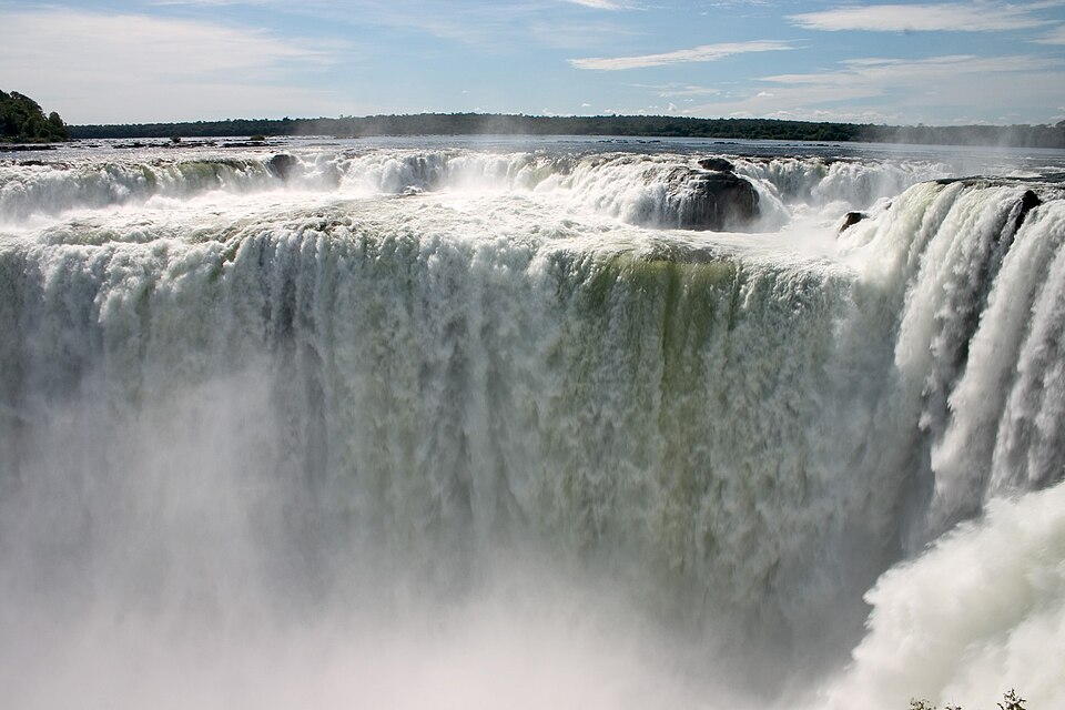 Agua cayendo con fuerza en la Garganta del Diablo de las cataratas del Iguazú
