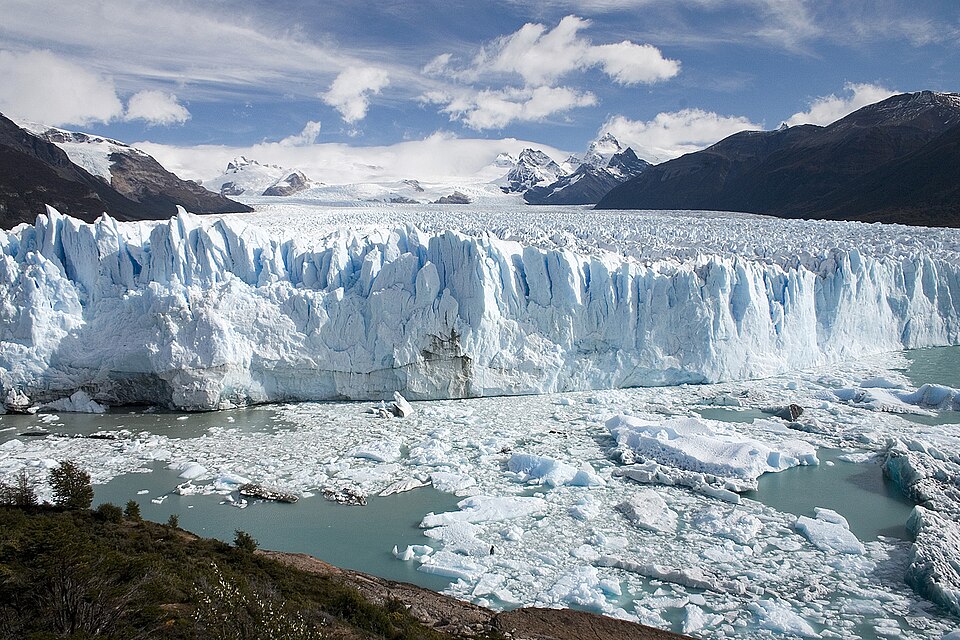 Frente de hielo del glaciar Perito Moreno con témpanos en el lago