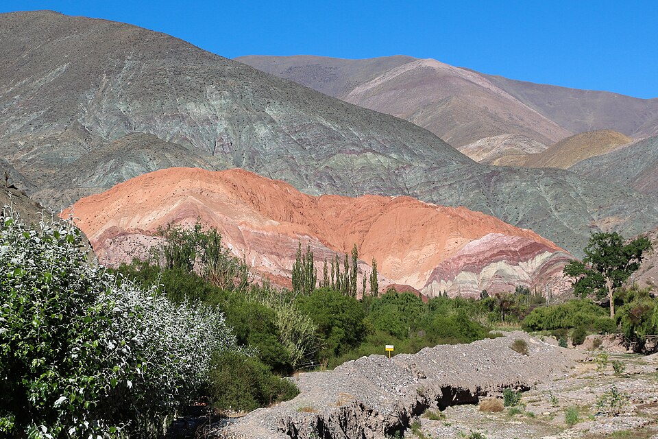 Cerro de los Siete Colores con franjas rojas y verdes en Purmamarca