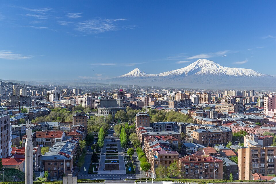 Ereván vista desde la Cascada con el monte Ararat nevado al fondo