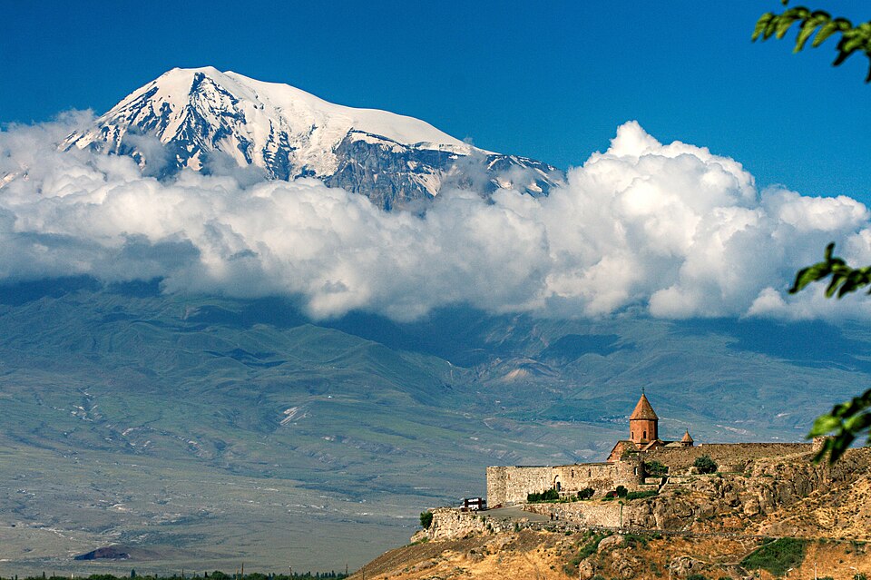 El monasterio de Jor Virap en una colina con el monte Ararat nevado detrás
