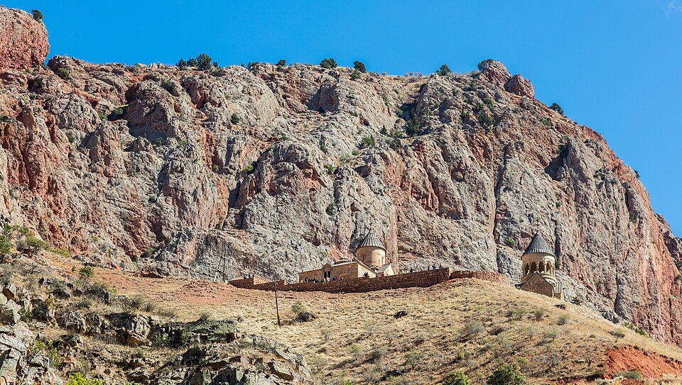 El monasterio de Noravank al pie de grandes acantilados rojizos