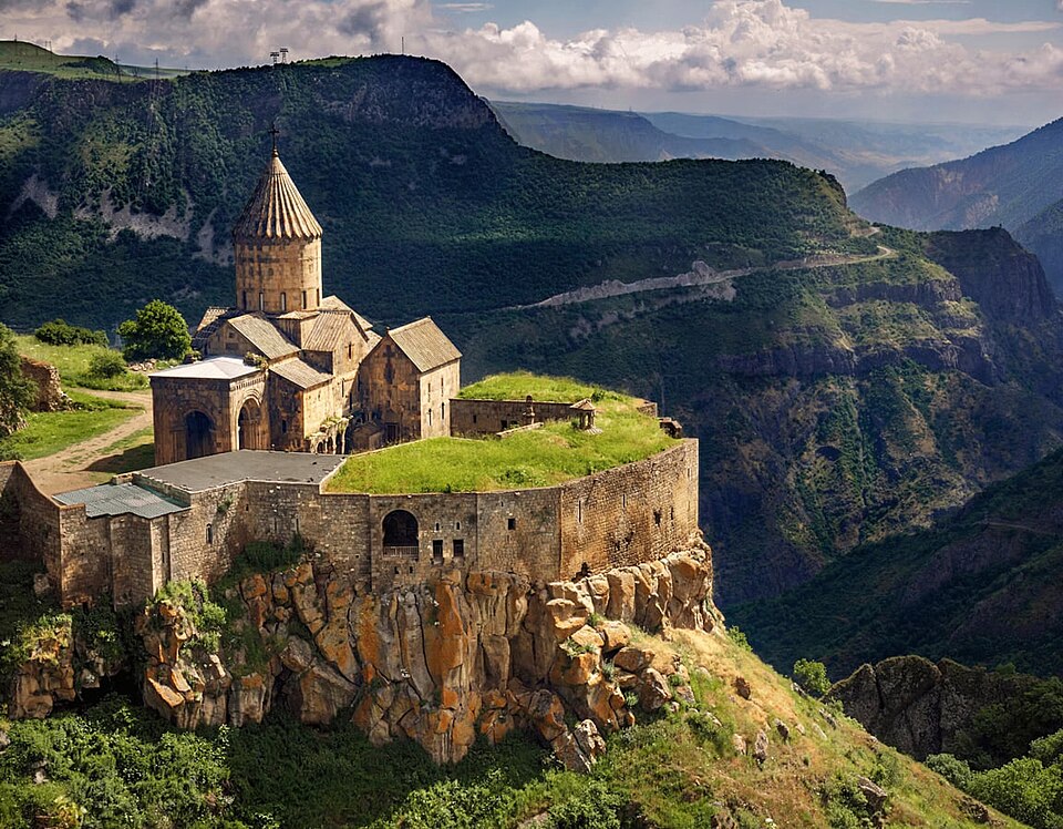 El monasterio de Tatev sobre un peñasco al borde de un cañón verde