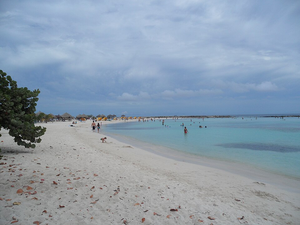 Arena blanca y agua turquesa tranquila en Baby Beach