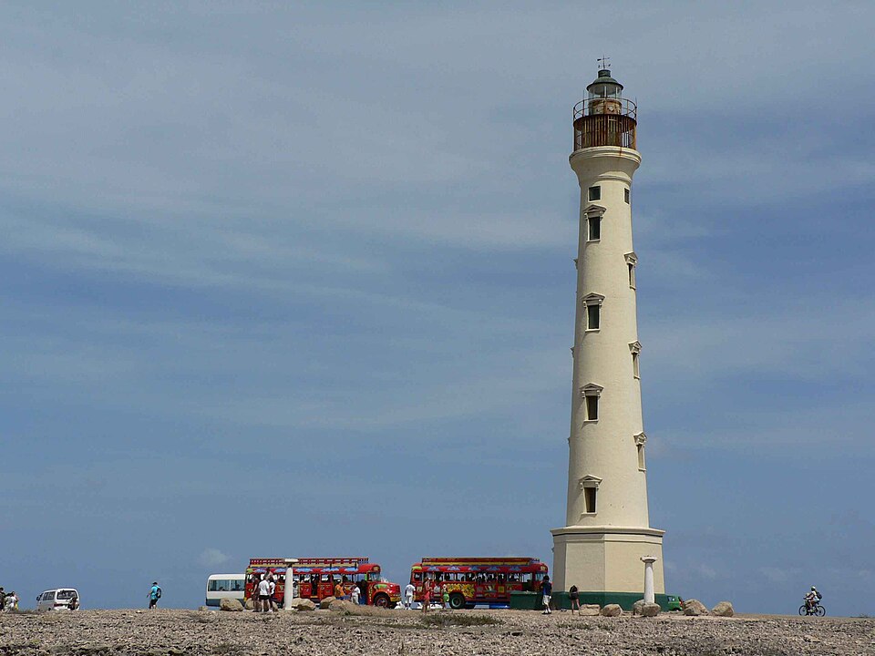 El Faro California blanco junto a la costa en el noroeste de Aruba